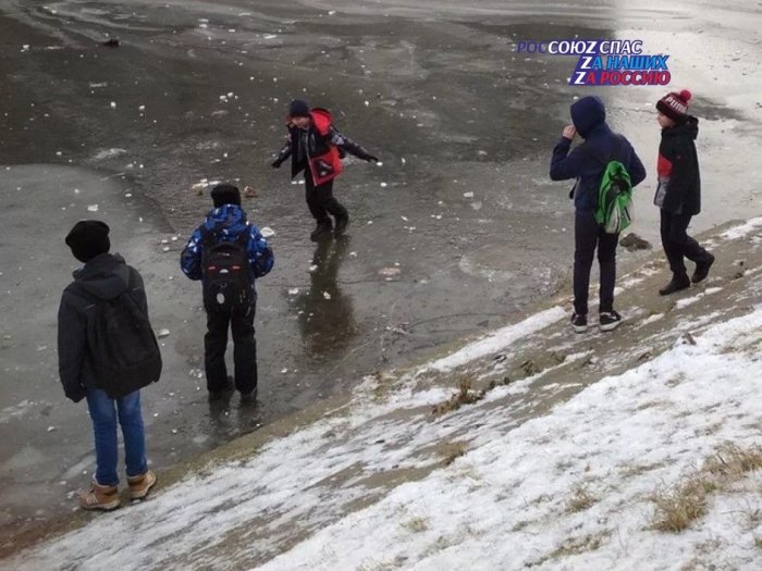 В Красноярском крае спасатели вывели подростков с опасного льда