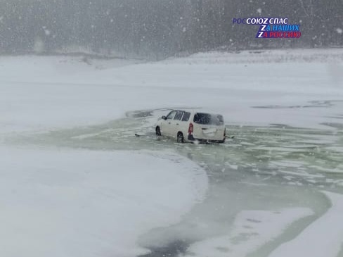 Машина попала в промоину и частично провалилась под лед