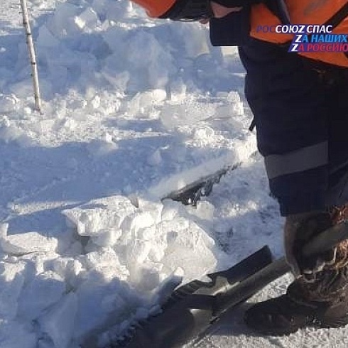 Спасатели провели распиловку льда на Красноярском водохранилище