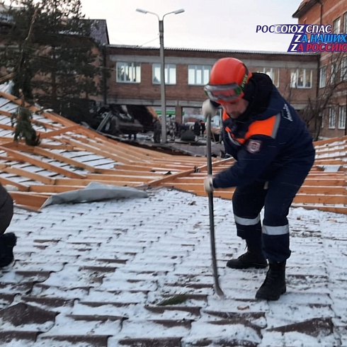 В Красноярском крае спасатели ликвидируют последствия сильного ветра