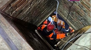 Под Красноярском спасатели извлекли из погреба мужчину с открытым переломом ноги