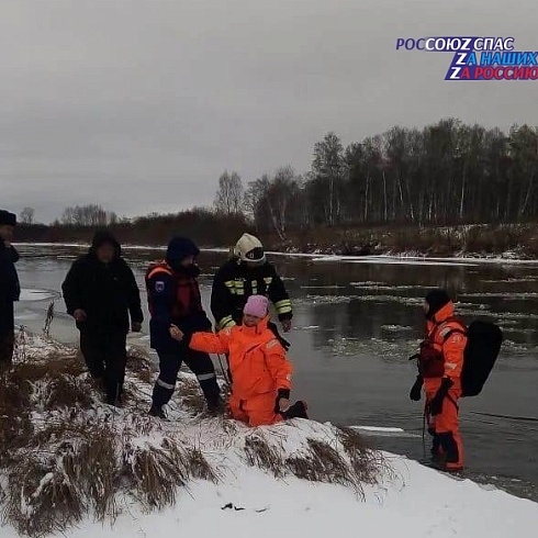 В Красноярском крае спасатели эвакуировали женщину на реке Урюп