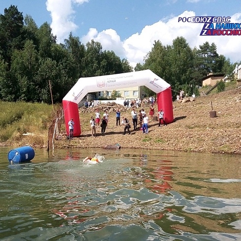 Красноярские спасатели обеспечили безопасность краевого фестиваля по плаванию на открытой воде