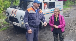 В Красноярском крае спасатели отыскали в лесу заблудившуюся женщину