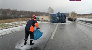 Сегодня днем в Козульском районе Красноярского края на трассе Р-255 произошло ДТП с участием трех легковых и двух грузовых автомобилей